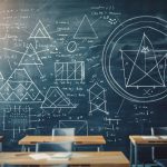 Tableau noir rempli de diagrammes de géométrie complexes et de formules mathématiques, dans une salle de classe ou un amphithéâtre.