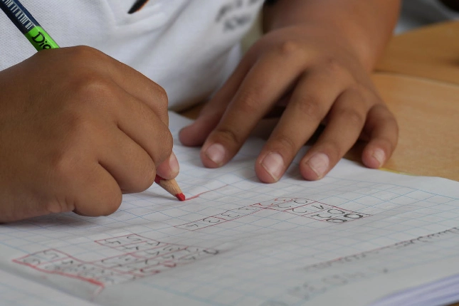 Enfant s'exercant en mathématiques durant un cours particulier chez Visiomaths