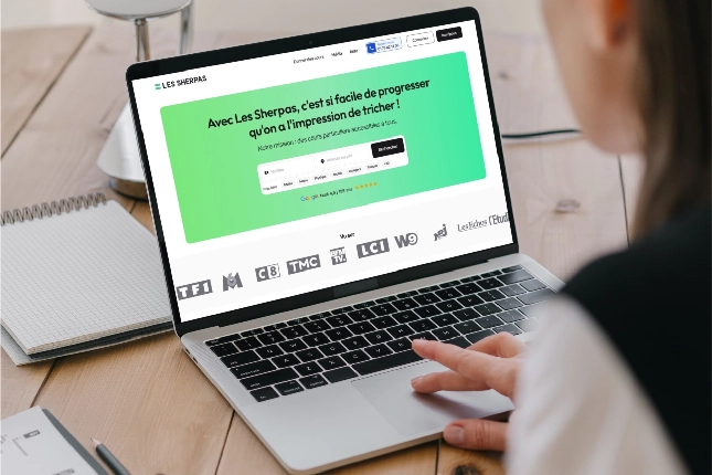Femme regardant sur le site web Les Sherpas